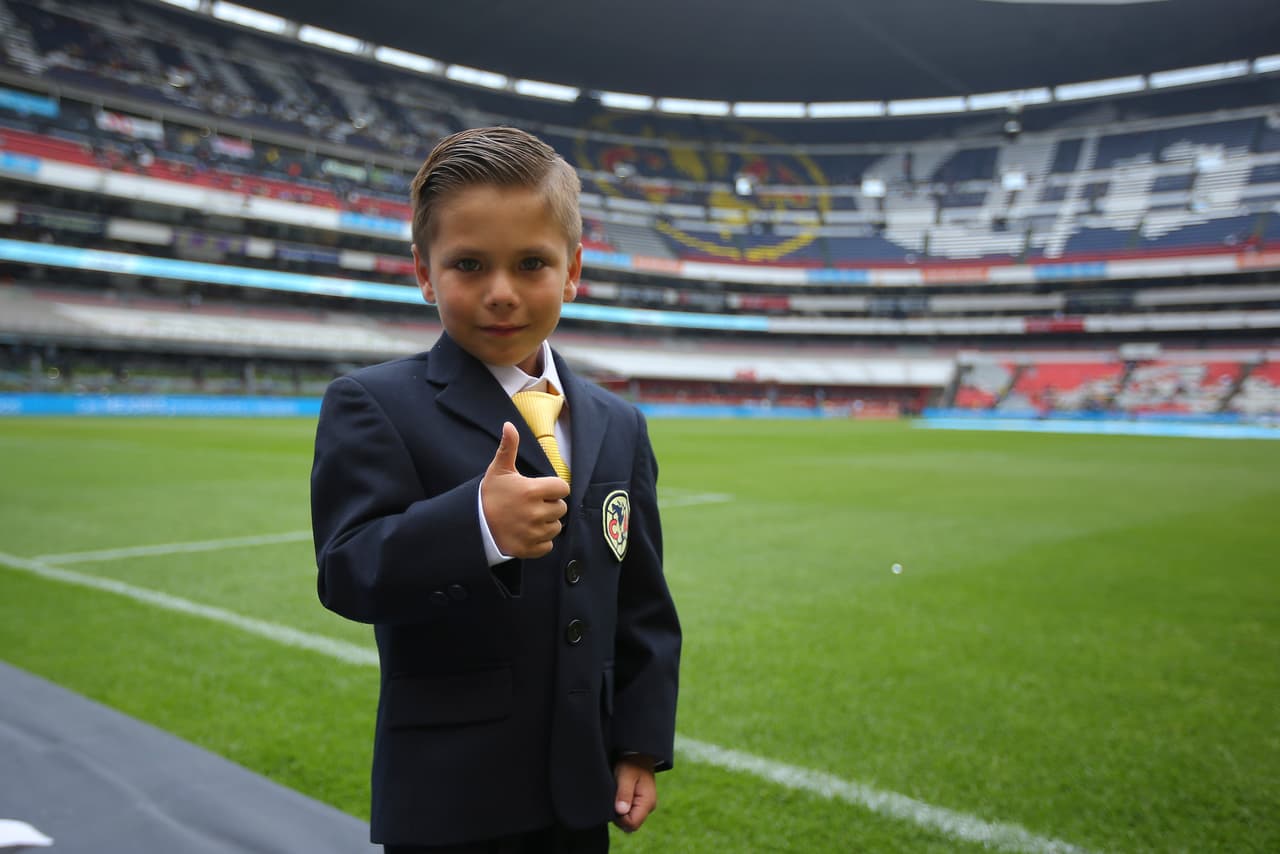 La alegría y el colorido fueron los invitados en la fiesta de los fanáticos de América y Santos por la Jornada 16 del Clausura 2019 en el estadio Azteca. El nieto de Miguel Herrera hizo parte de la fiesta.