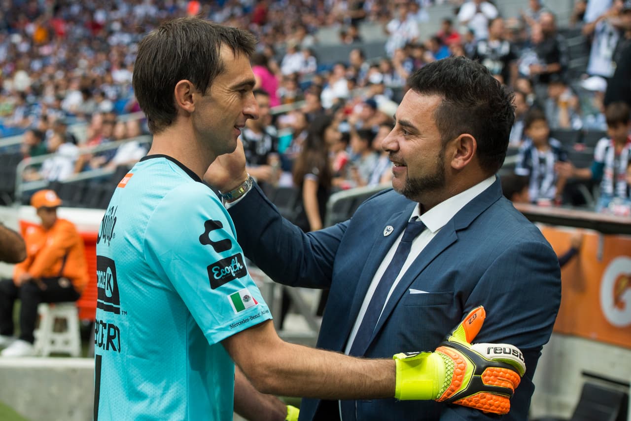 Marcelo Barovero y Antonio Mohamed se saludan antes del arranque del partido.