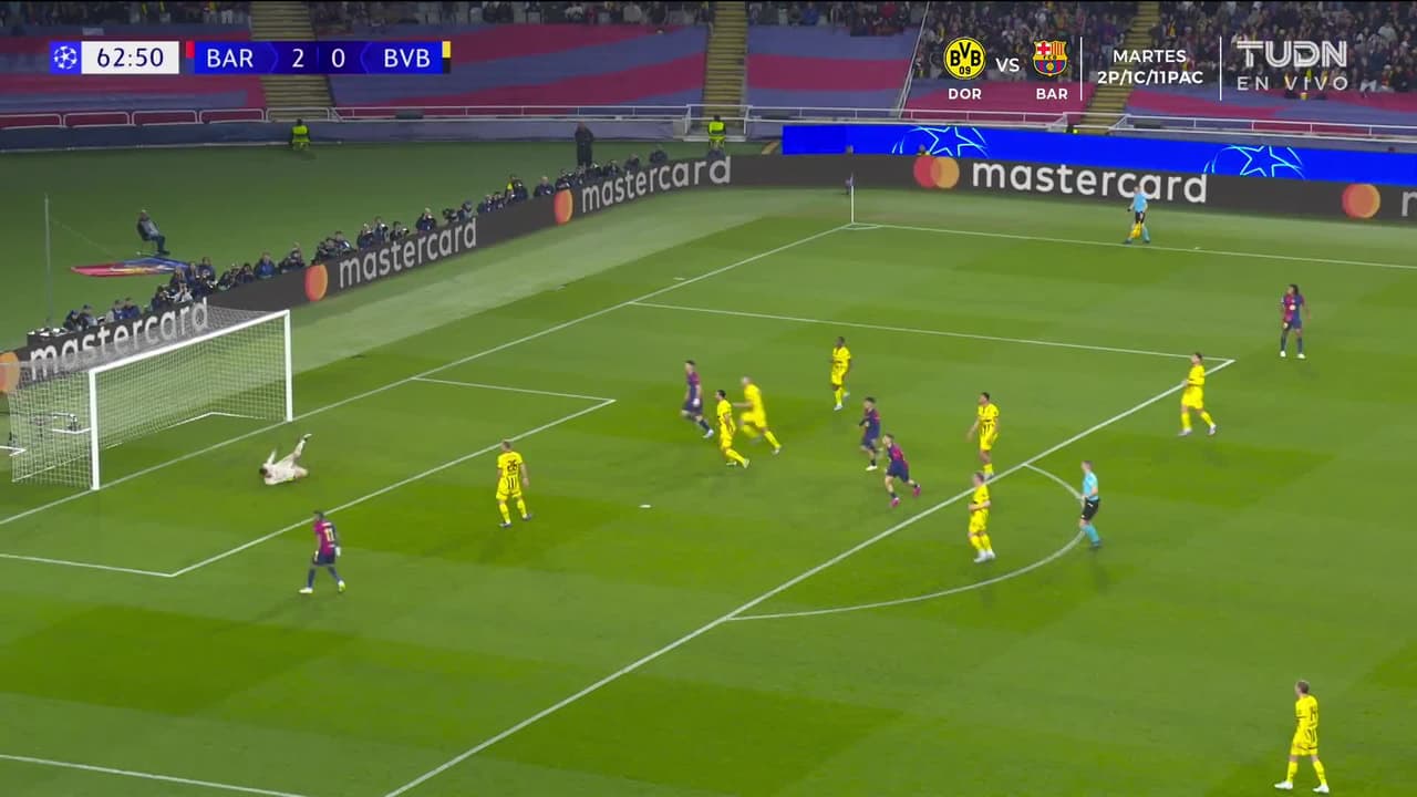 ¡CERCA! Fermín López disparó que se estrella en el poste.