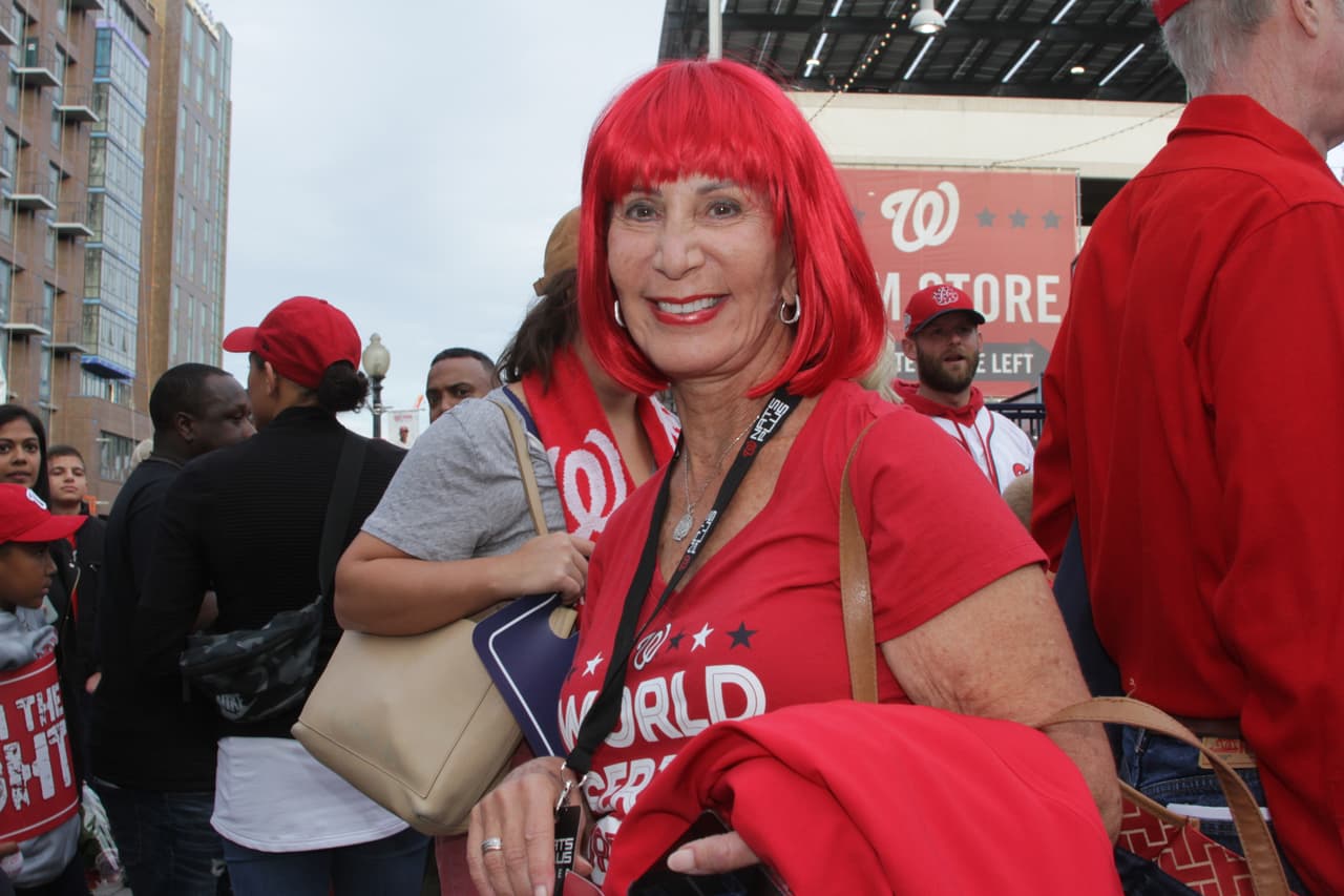 Comienza a caer la noche en Washington y los aficionados empiezan a llegar el estadio para ver el juego 3 de la Serie Mundial.