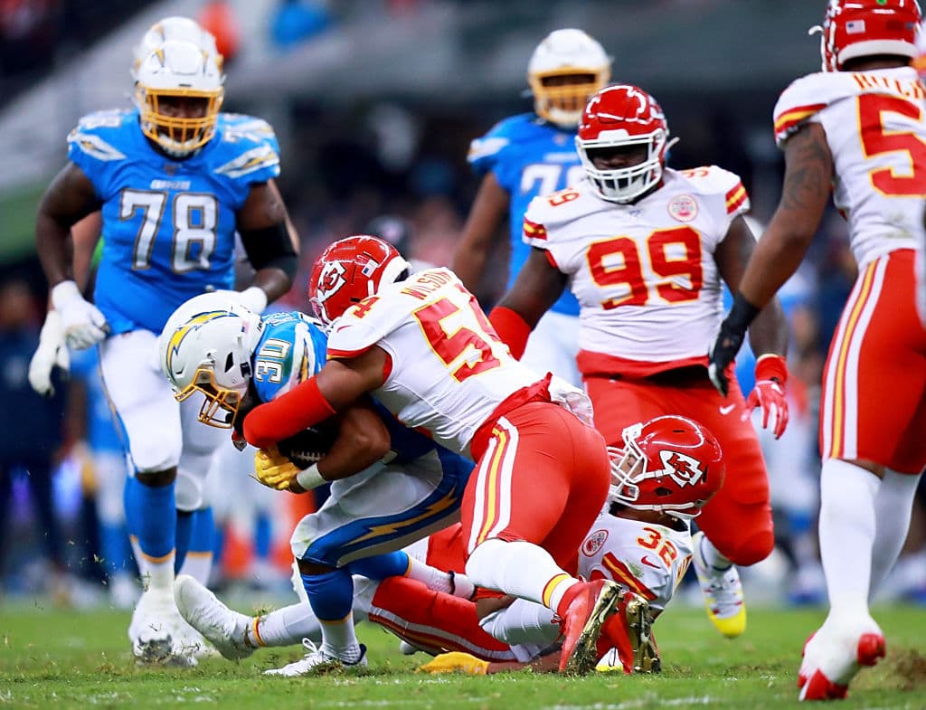 El linebacker de los Chiefs, Damien Wilson, comienza a sufrir a Austin Ekeler.