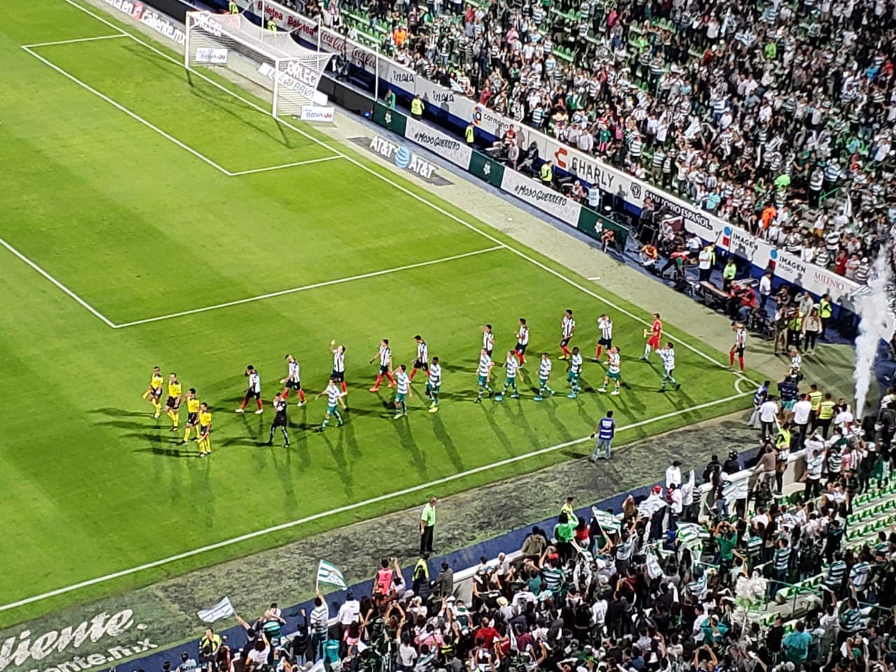 La afición de Santos está ilusionada y muestra apoyo total para Santos.