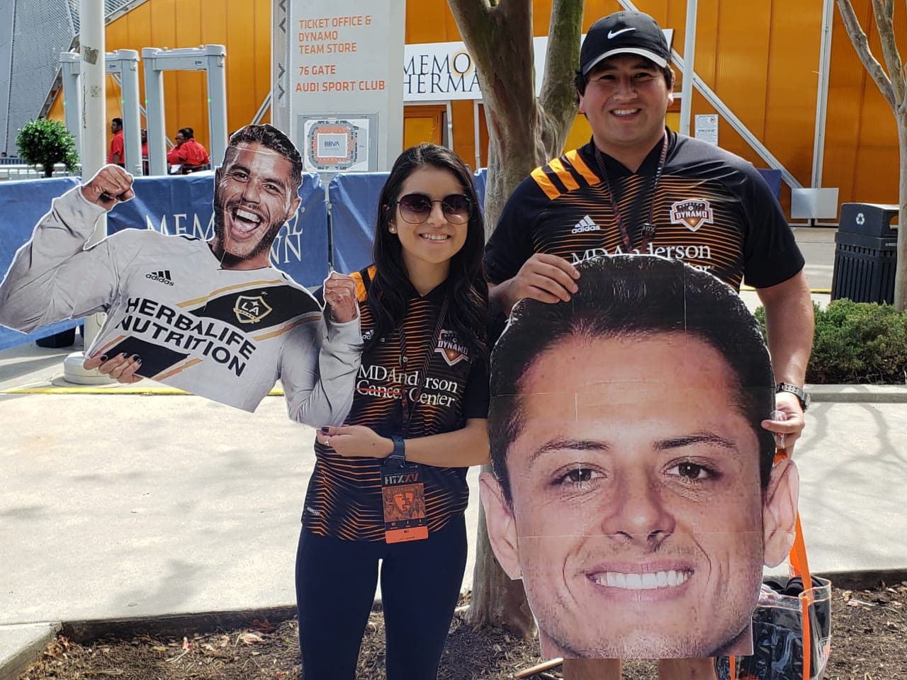 Los aficionados del Galaxy invaden Houston para ver el debut del fichaje estrella, Javier Hernández.