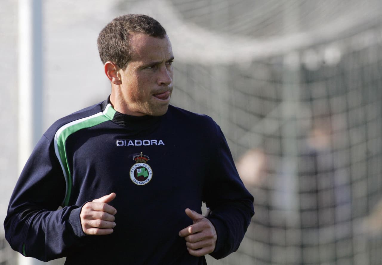 A pesar de estar cinco años en España jugando además con el Polideportivo Ejido, Sevilla y Racing de Santander, la falta de estabilidad y de oportunidades le hizo volver a su país cuando recibió una buena oferta de Cruz Azul.