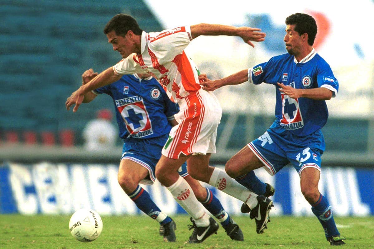 En la Liguilla del Invierno 1999 el Necaxa jugó toda su serie contra Cruz Azul en el Estadio Azul, no fue local en el juego de vuelta en el Estadio Azteca por la realización del Teletón.