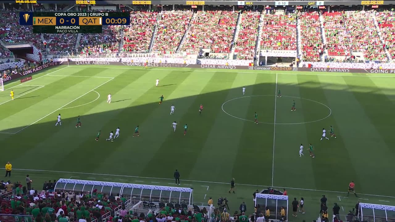 Arranca el partido y la pelota está en juego.