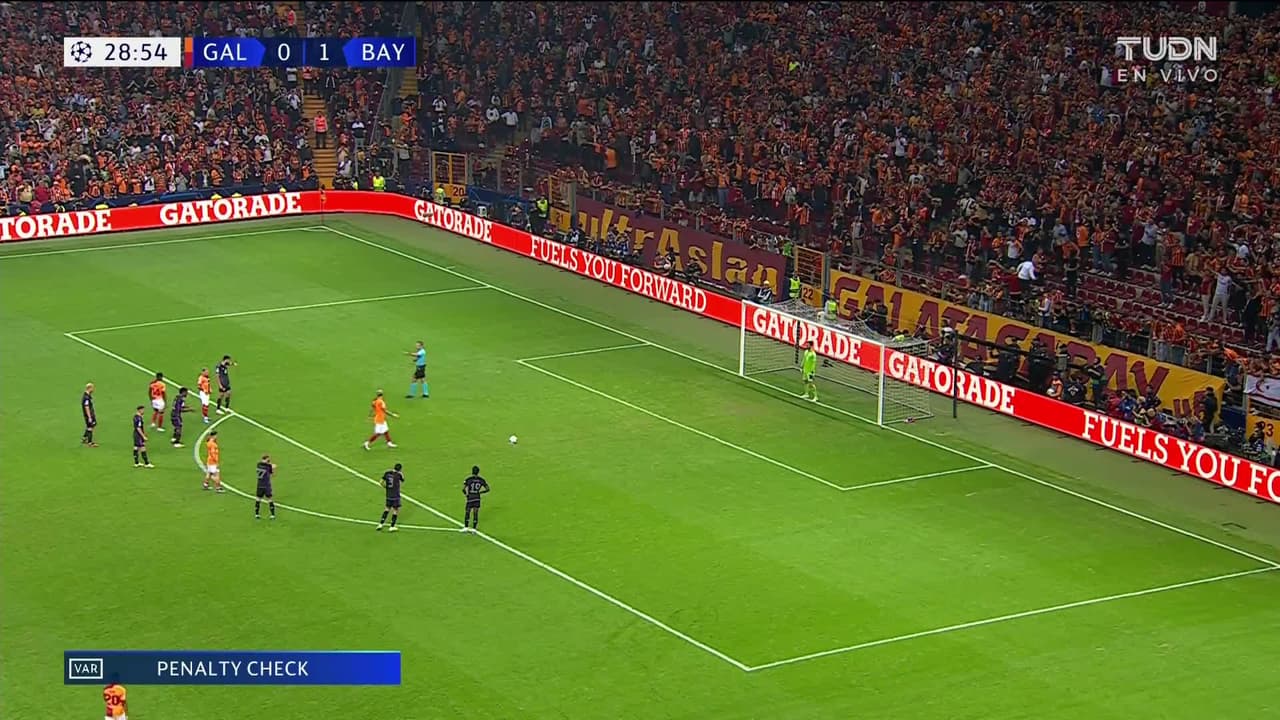 ¡GOL!  anota para Galatasaray. Mauro Icardi