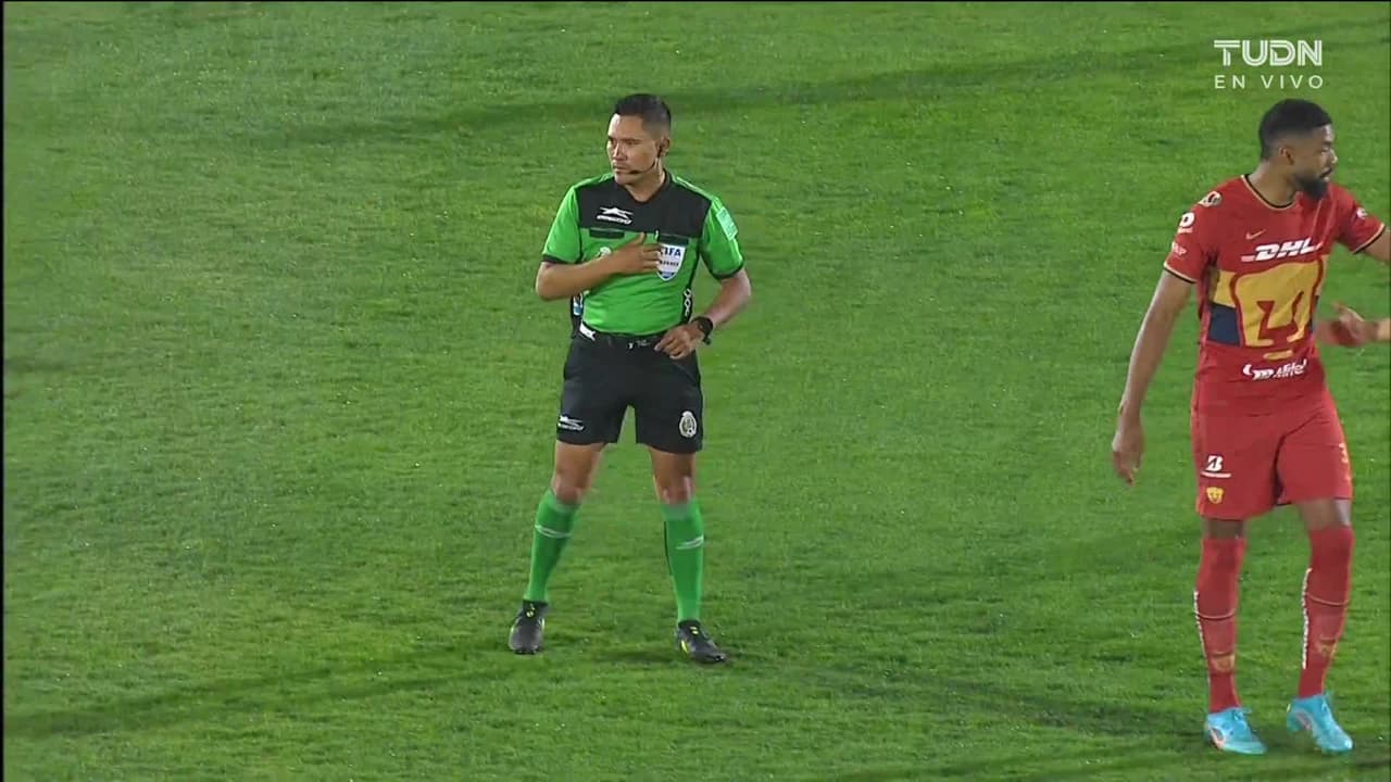 Arranca el partido y la pelota está en juego.