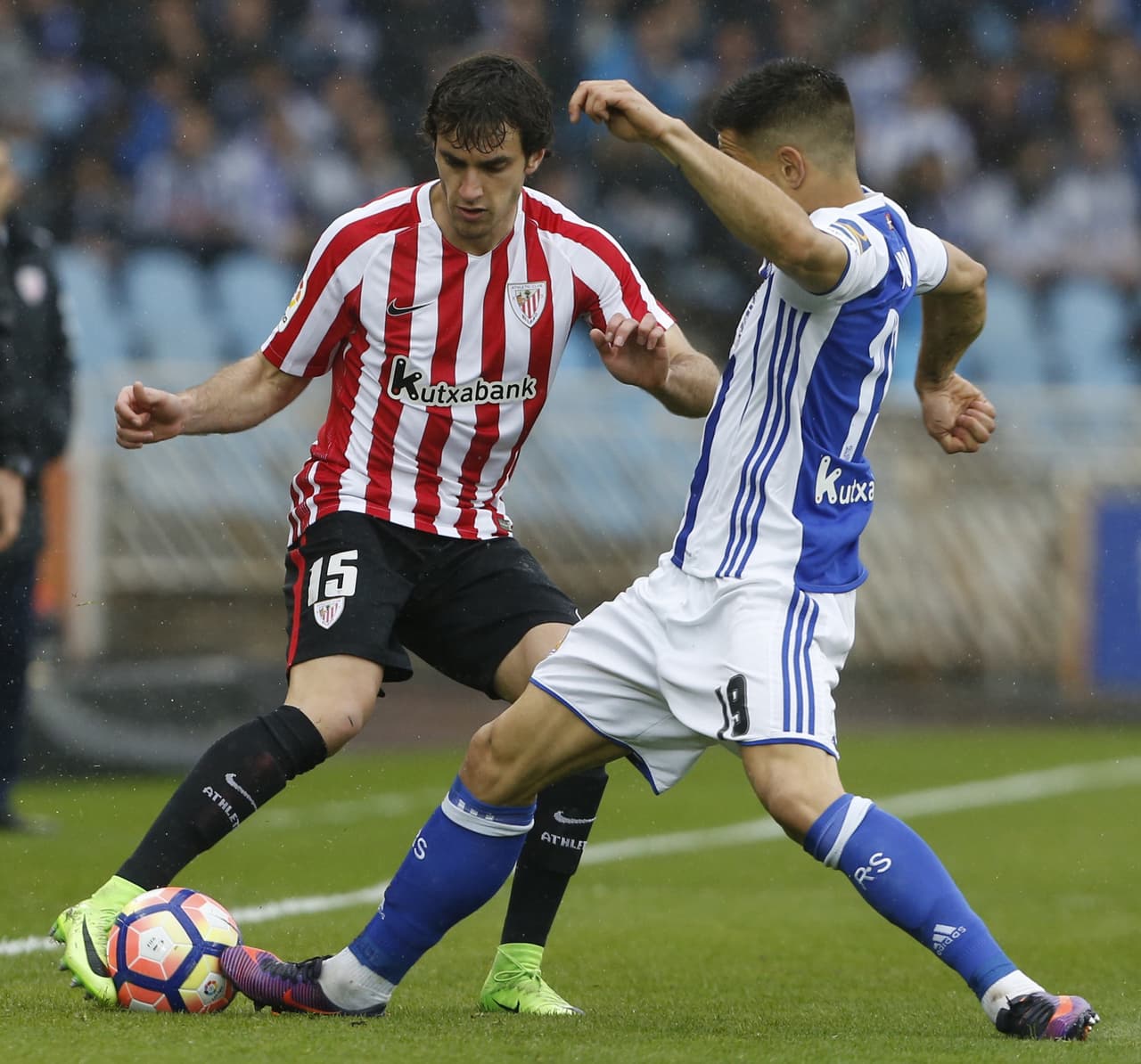 Lekue (Bilbao), por la banda derecha, llevando peligro al área de la Real Sociedad.