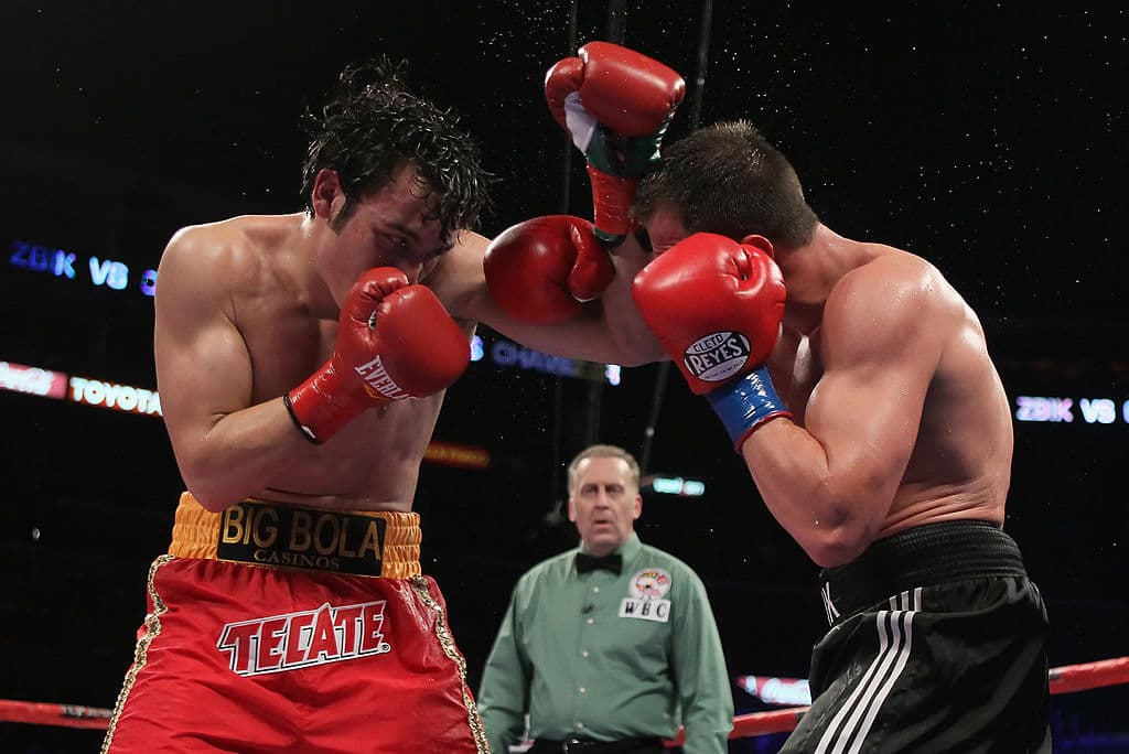 El entonces campeón tuvo problemas para encontrar a Julio César Chávez Jr., quien se cuidó muy bien.