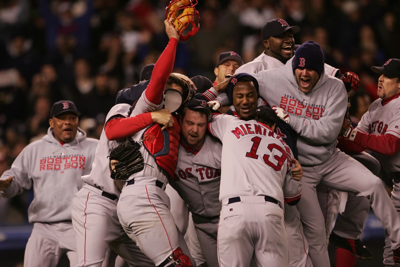 Boston Red Sox calificó de comodín a la postemporada de la Liga Americana en 2004. Perdieron sus primeros tres juegos ante los Yankees, e hicieron un regreso histórico, venciéndolos en siete juegos. Barrieron a los St. Louis Cardinals en la Serie Mundial, ganando su primer campeonato desde 1918.