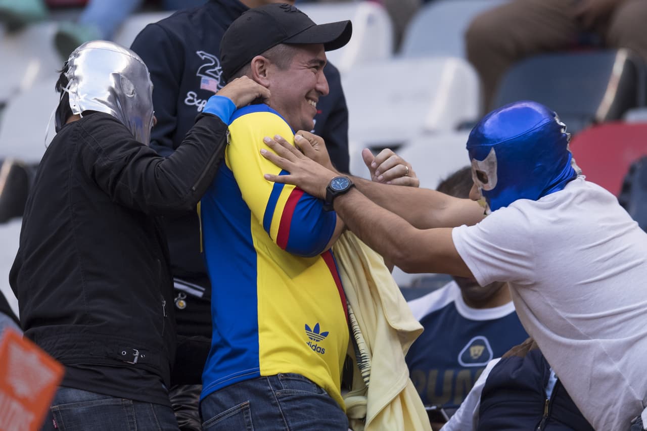 En las afueras del Estadio Azteca los fanáticos vivieron la antesala de la Semifinal entre América y Pumas.