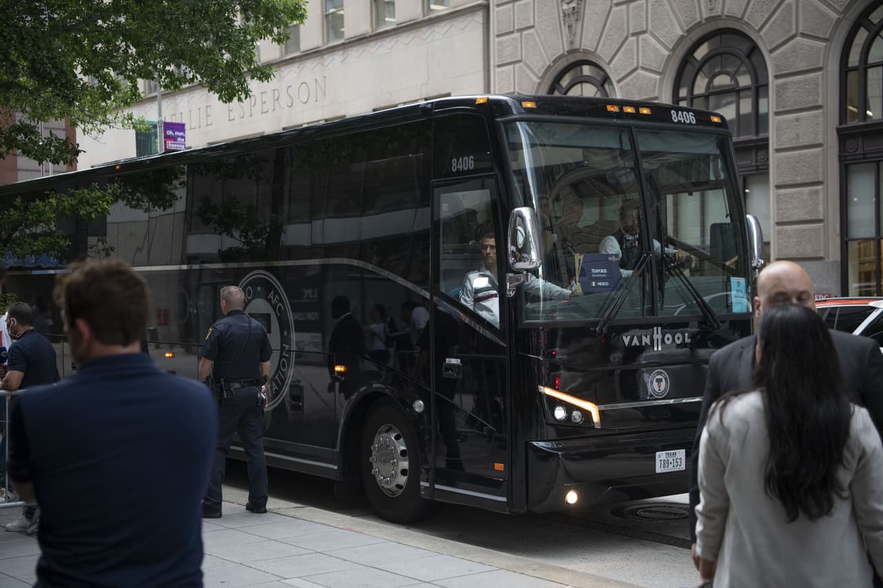 Los futbolistas de la Selección de México arribaron a la ciudad de Houston, donde el sábado entrante se medirán a la de Costa Rica para dirimir un boleto a las Semifinales de la Copa Oro 2019. Entre gritos, porras y mucho entusiasmo, la afición recibió de esta manera a los seleccionados mexicanos.