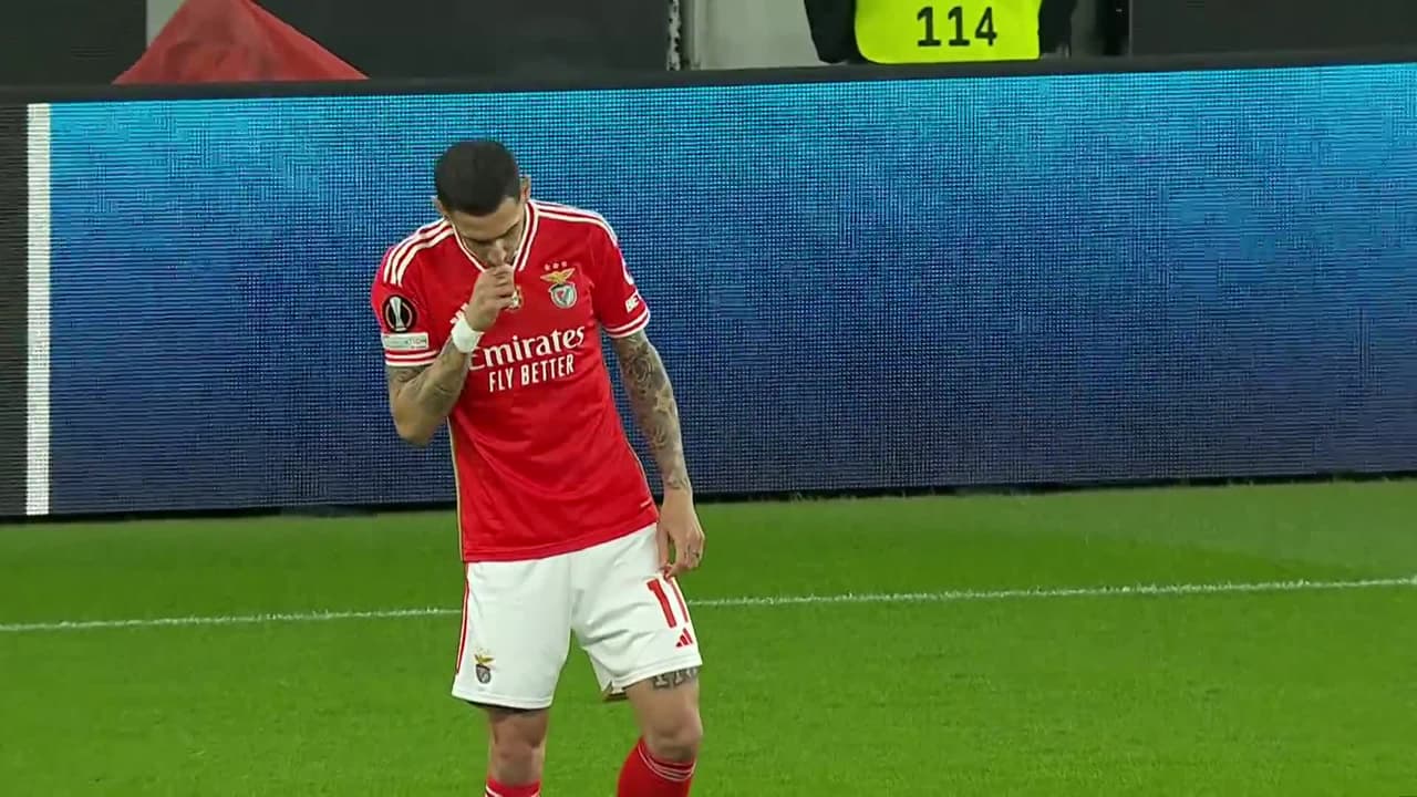 Arranca el partido y la pelota está en juego.