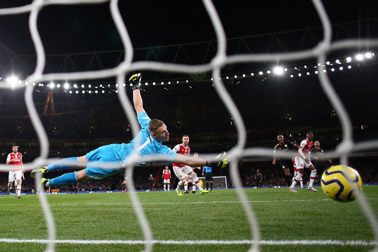 Espectacular estirada de Leno que de poco sirve ya que no puede evitar la caída de su marco.