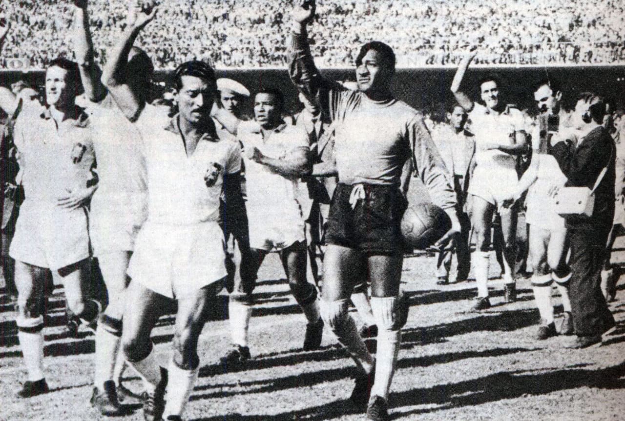 <b>Brasil 1950</b>
<br>- La Selección de Brasil disputaba su primer Final mundialista en contra de Uruguay, que ya tenía el título mundial de 1930 como el primer antecedente en la justa futbolística más importante del mundo.
<br>- El partido no tuvo goles en la primera mitad.
<br>- Para el complemento, Friaça (47’) anotó el primer gol brasileño, pero Schiaffino lo empató al 66’.