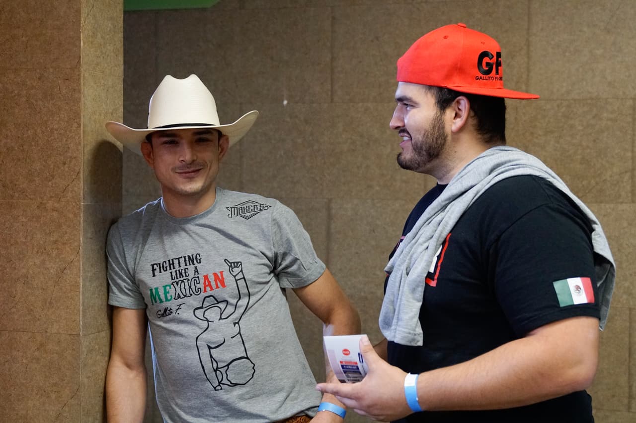 El colorido y la alegría, junto a los rituales y detalles en la intimidad de los atletas, fueron parte del Combate Américas en la fiesta de las artes marciales mixtas.