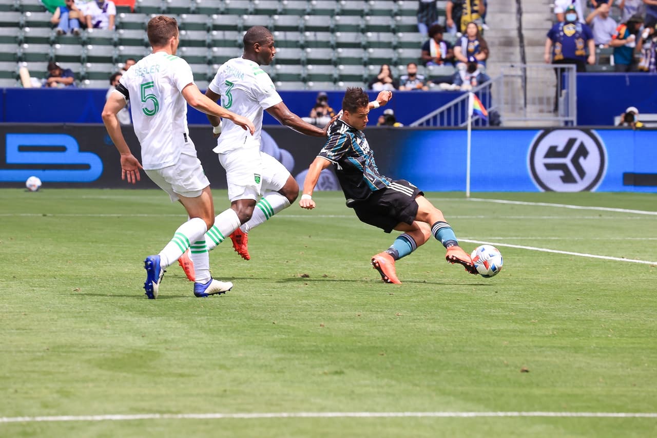 Chicharito tuvo una tarde de contrastes pues primero falló un penal, luego anotó gol y casi pone una asistencia a un gol que fue anulado.
