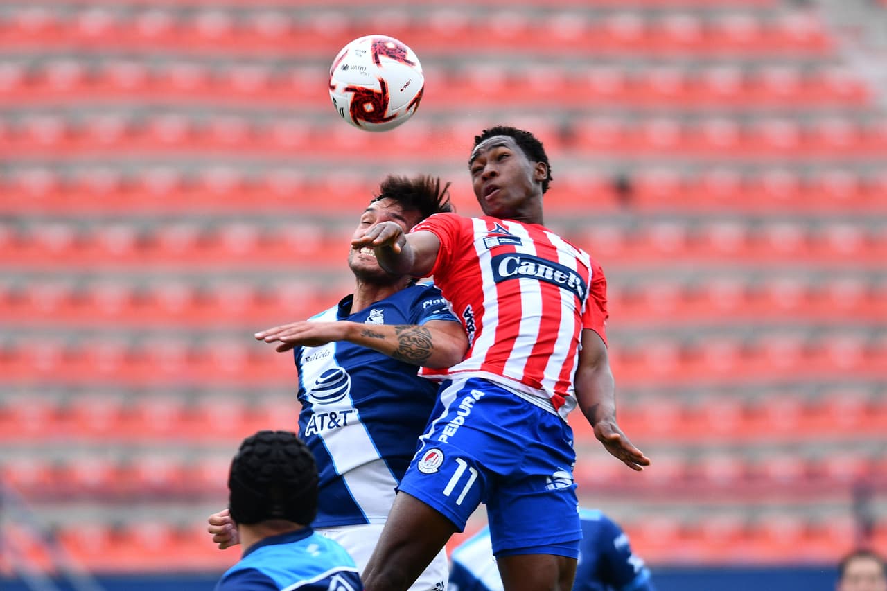 Las pelotas divididas se disputaron con fuerza.