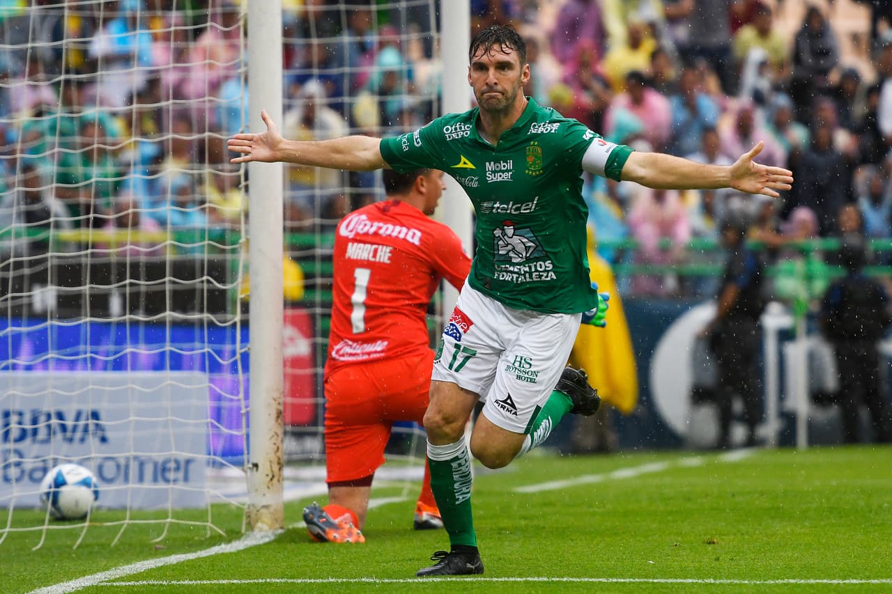 Así fue el festejo de Boselli. Nada como las mieles del triunfo y de los goles, más cuando es el tanto del centenario. (Imago 7)