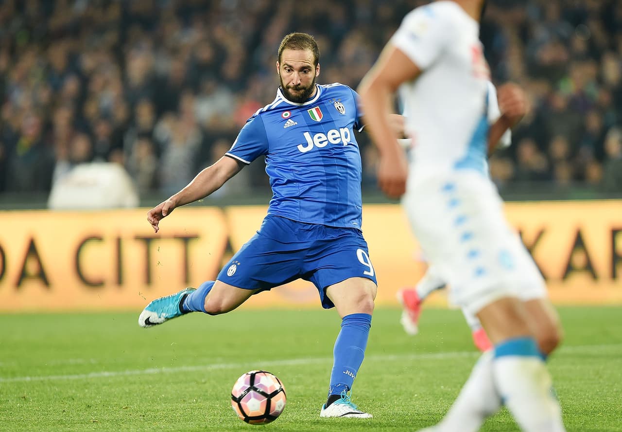 Higuaín triunfó en Nápoles y la Juventus acabó pagando más de 100 millones de euros por su ficha en 2016.