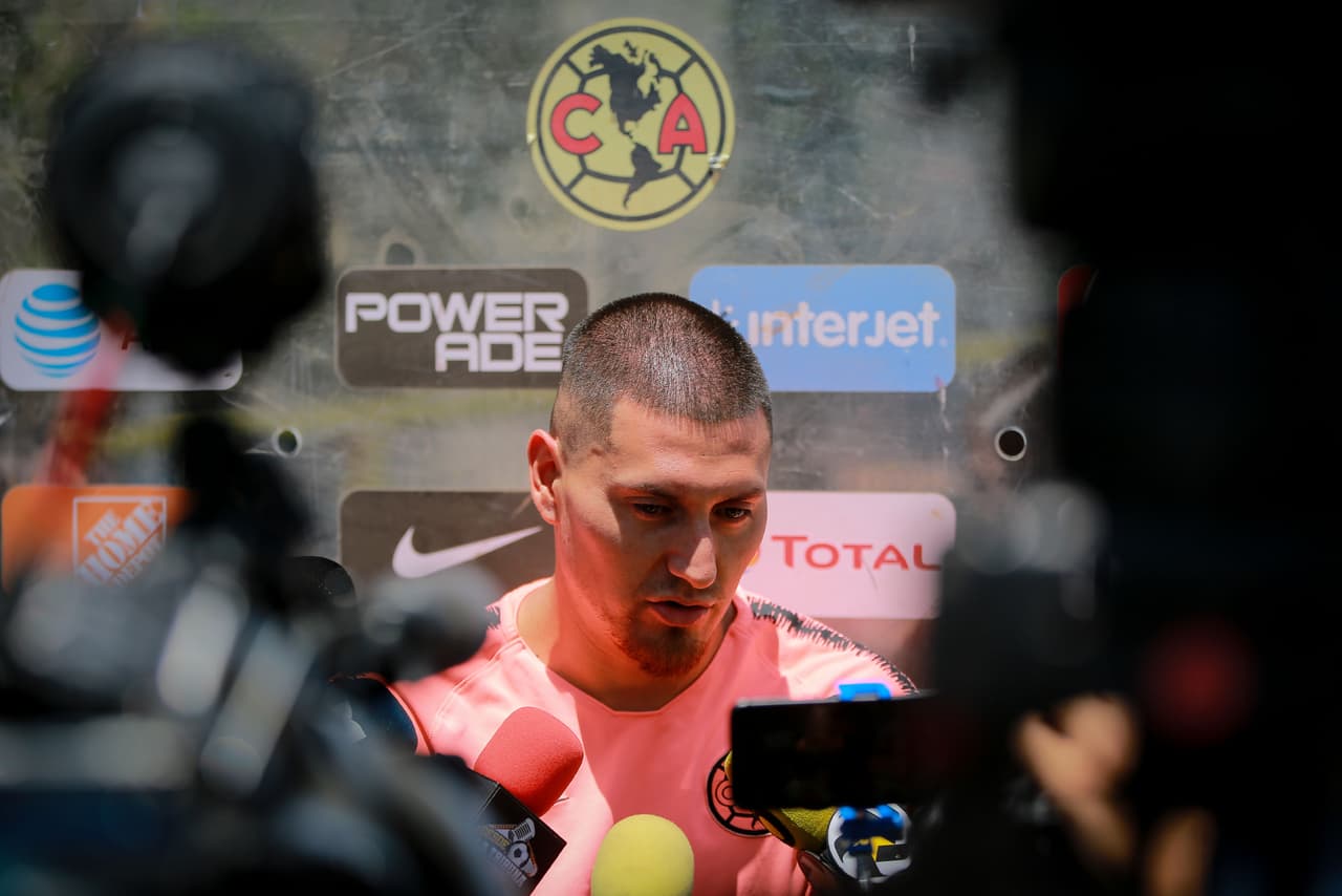 El chileno Nicolás Castillo le mostró algunos de sus secretos con el balón a su hijo, en la jornada previa al duelo con Cruz Azul por Cuartos de Final de la Liguilla donde fue centro de atención de los medios.