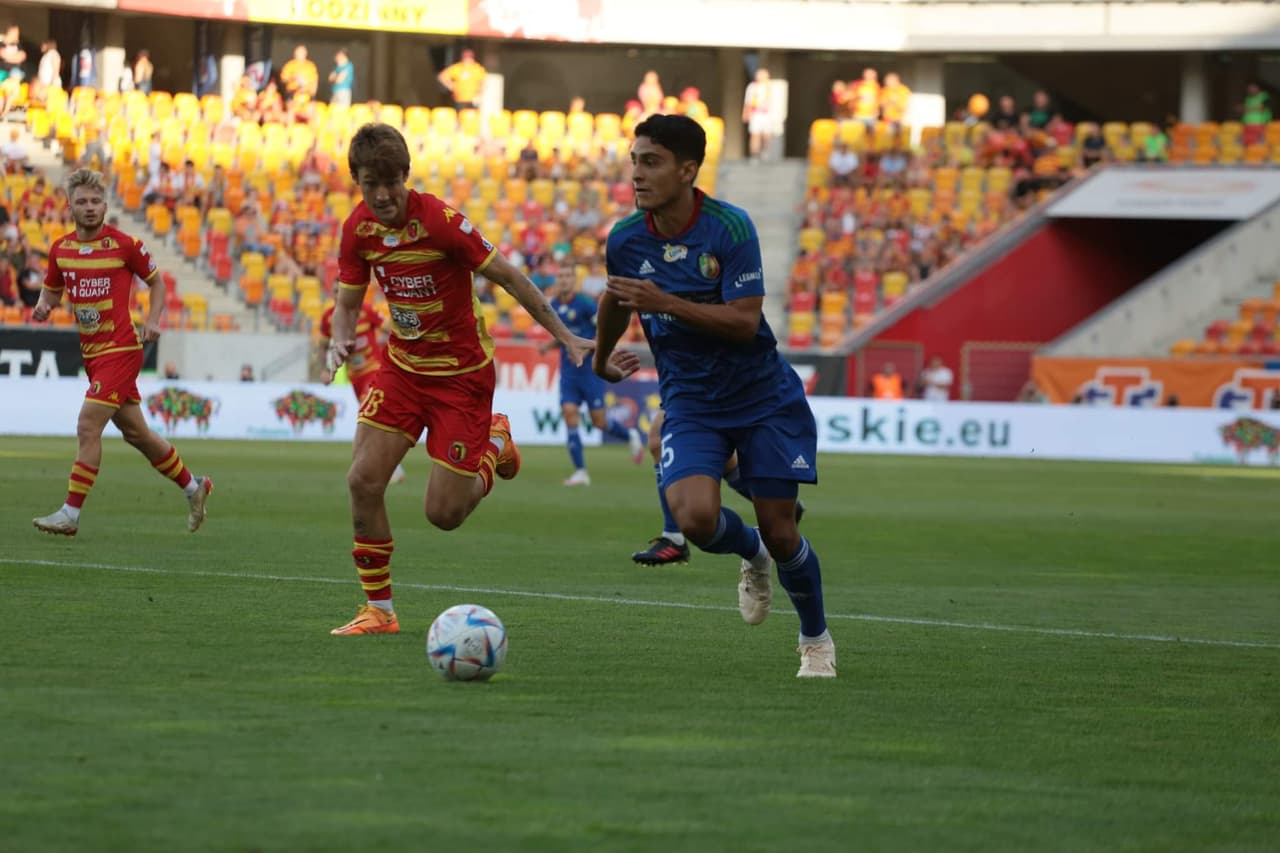 Santiago Naveda no evita el gol de la derrota del Miedz Legnica