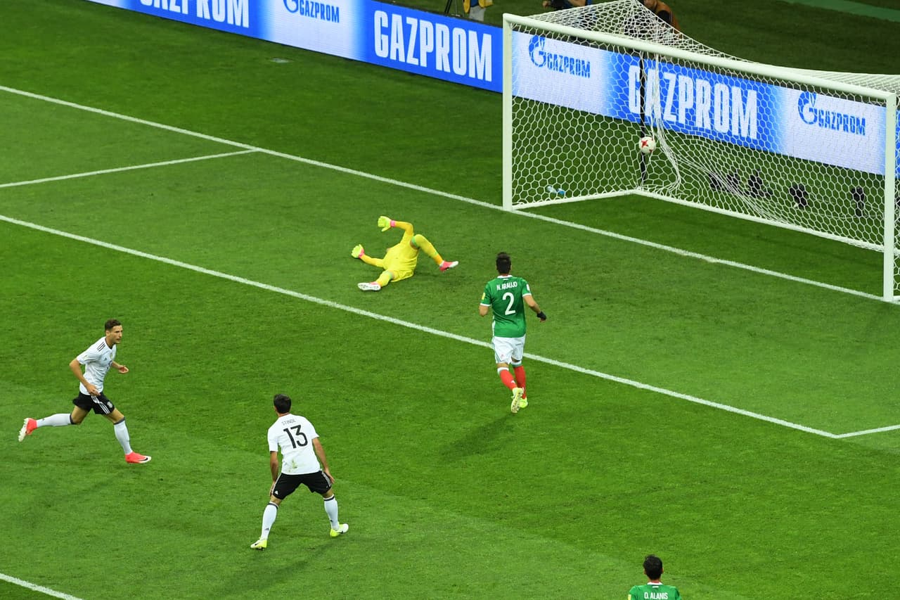 El primer gol llegó muy temprano en un mal regreso de México y el contragolpe de Leon Goretzka al minuto 6.