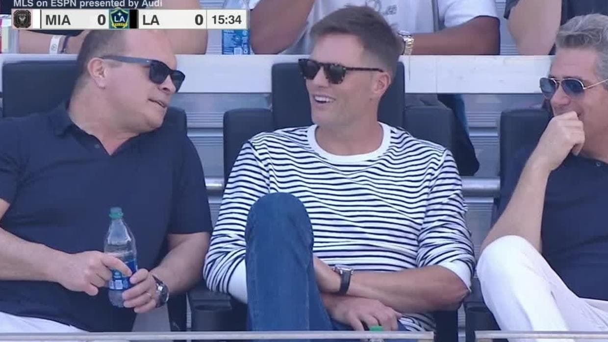 Tom Brady disfruta del doblete de Chicharito