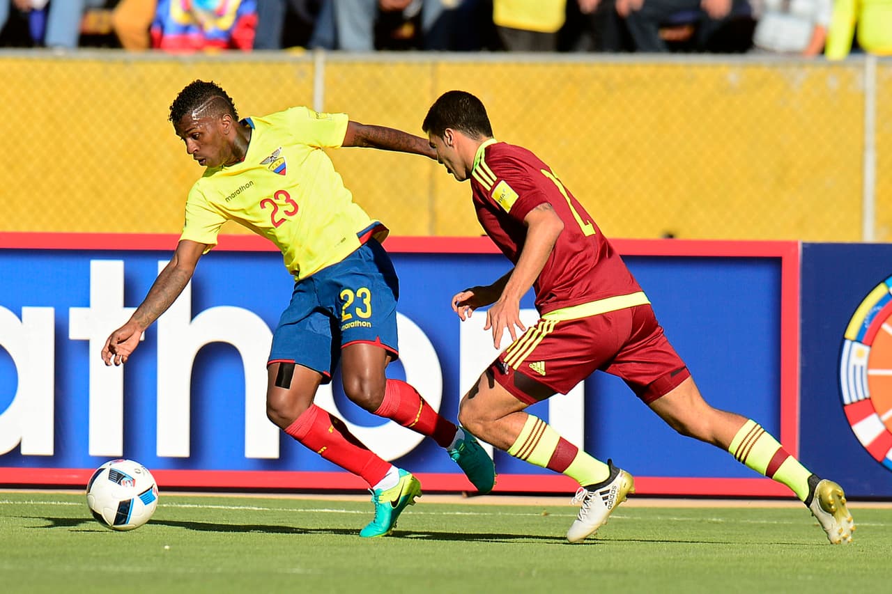 Ecuador's forward Miller Bolanos (L) and Venezuela's Alexander Gonzalez vie for the ball during their 2018 FIFA World Cup qualifier football match in Quito, on November 15, 2016. / AFP / JUAN CEVALLOS (Photo credit should read JUAN CEVALLOS/AFP/Getty Images)