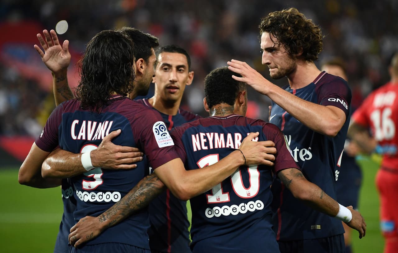 Un doblete de Edinson Cavani y otra anotación de Thiago Motta fueron suficientes para que el Paris Saint-Germain se quedara con su cuarto triunfo en cuatro partidos de lo que va del torneo francés.