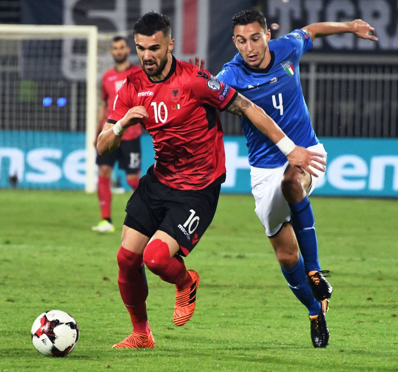 <b>Albania: </b>la sancionaron con 5,000 francos suizos por el ingreso de fuegos artificiales a las tribunas durante el partido ante Italia.