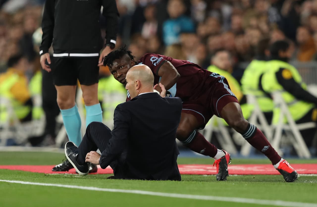 Así terminó Zinedine Zidane en el campo tras un incidente con un jugador del Celta de Vigo.