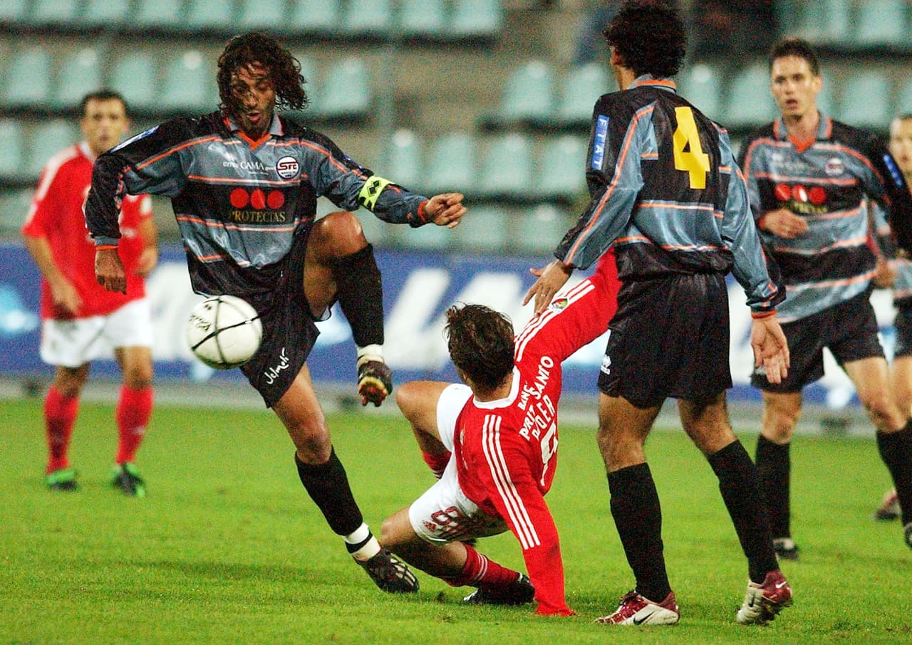 Lo más paradójico es que fue amonestado por su exceso y pérdida de tiempo, aunque el jugador lo que hacía era buscar su pedazo de dedo faltante. Tras el incidente, siguió su carrera cinco años más.