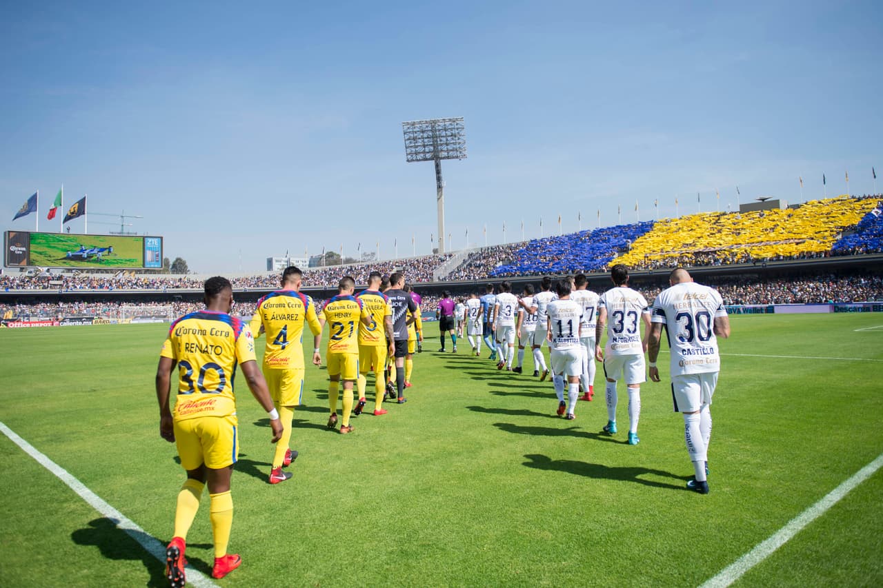 Las dos aficiones se comportaron a la altura y colmaron las graderías. Mientas los equipos salían, la emoción iba subiendo.