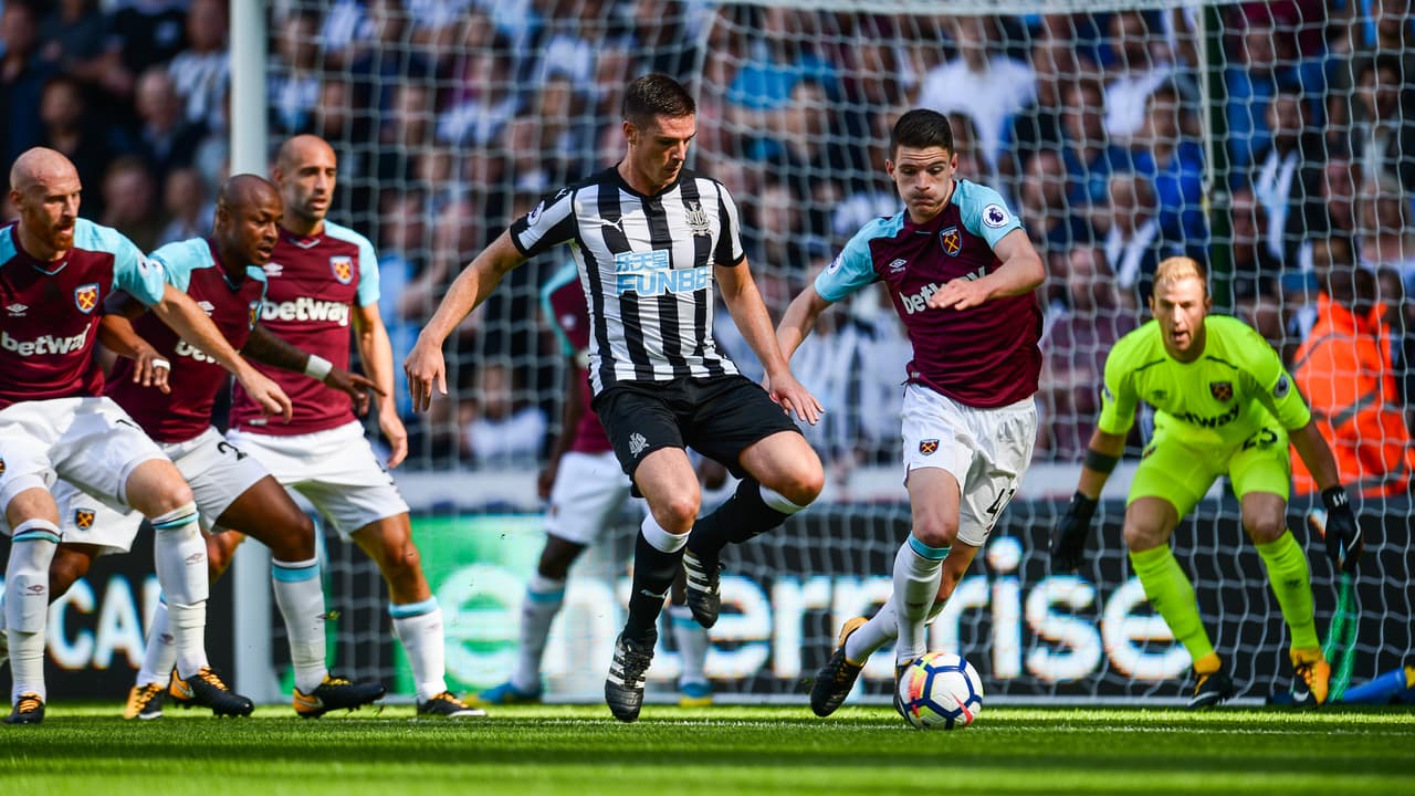 El duelo estuvo parejo durante buena parte del primer tiempo, con un equipo visitante que incomodó a los locales.