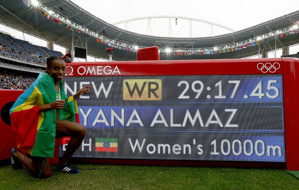 La etiope Almaz Ayana despedazó el récord del los 10 mil metros para ganar el oro.
