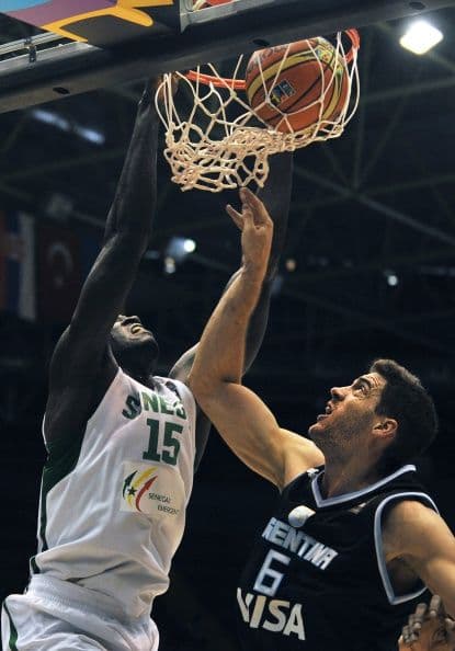 La selección argentina sumó su tercera victoria en la Copa del Mundo España 2014 y mañana luchará ante Grecia por liderar el Grupo B después de no encontrar rival (46-81) en Senegal, una selección que afrontó el partido ya clasificada para octavos tras la derrota de hoy de Filipinas ante Puerto Rico.