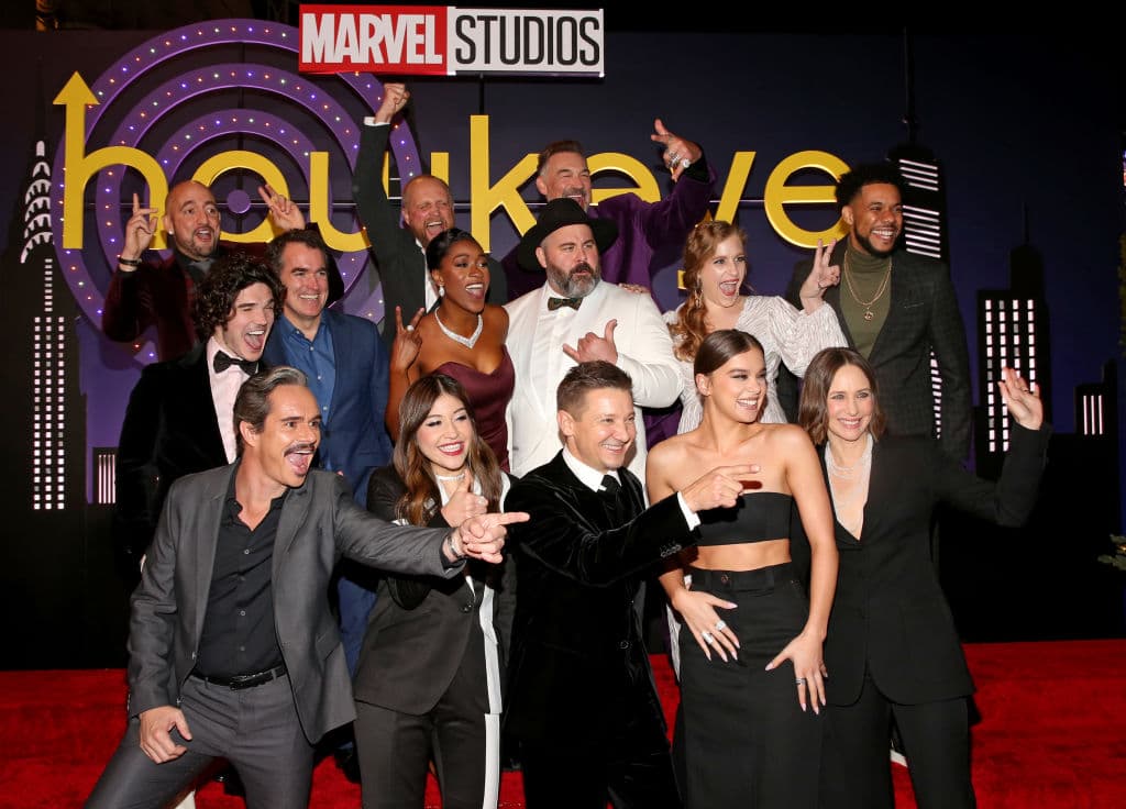 La serie incorpora ambos elementos e introduce a la favorita de los fanáticos Kate Bishop (Steinfeld) y también está protagonizada por Vera Farmiga, Fra Fee, Tony Dalton y Zahn McClarnon, entre otros.