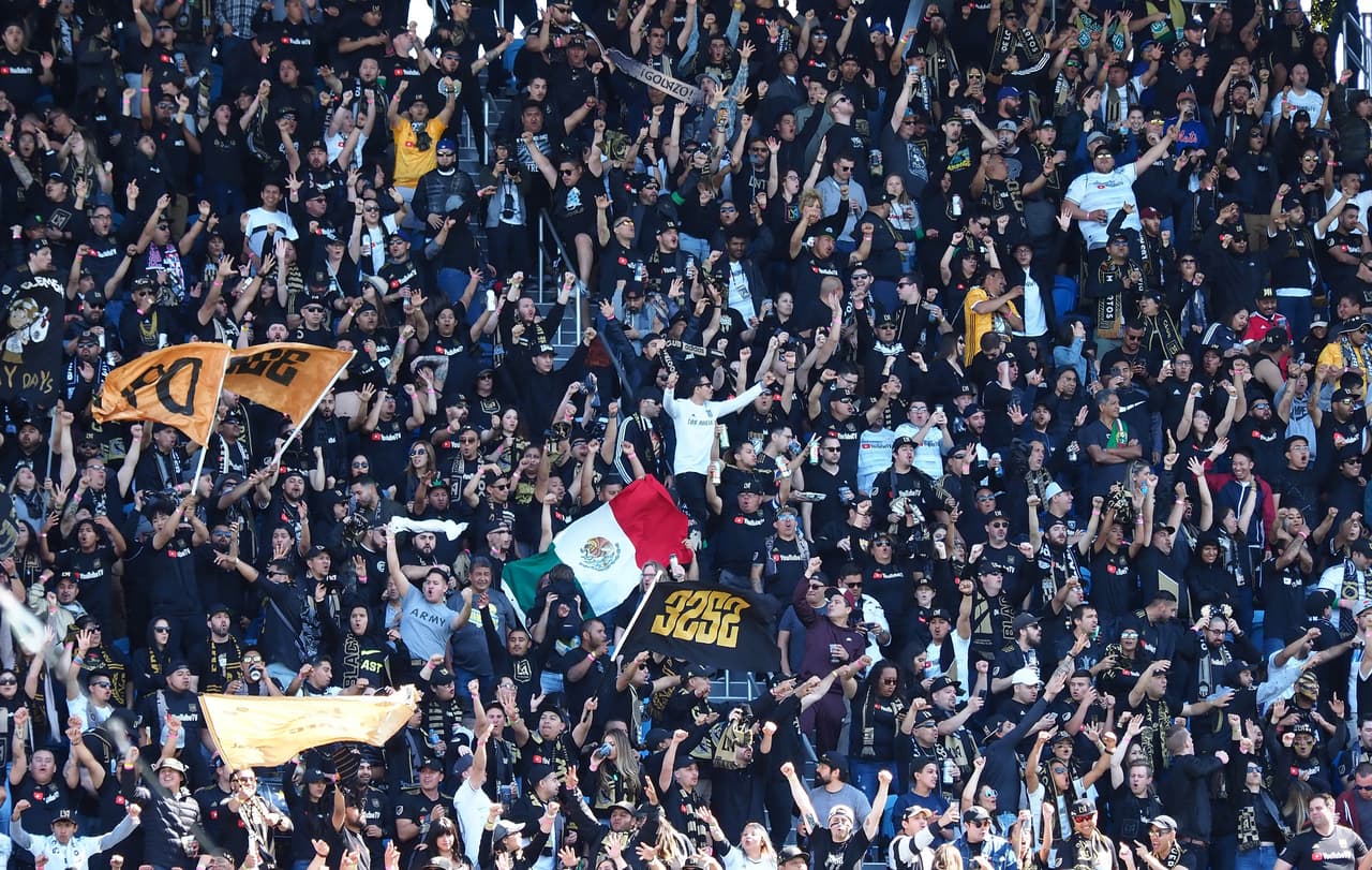 La bandera mexicana sobresalió en los festejos de la afición del LAFC que tiene en Carlos Vela a su máximo referente.