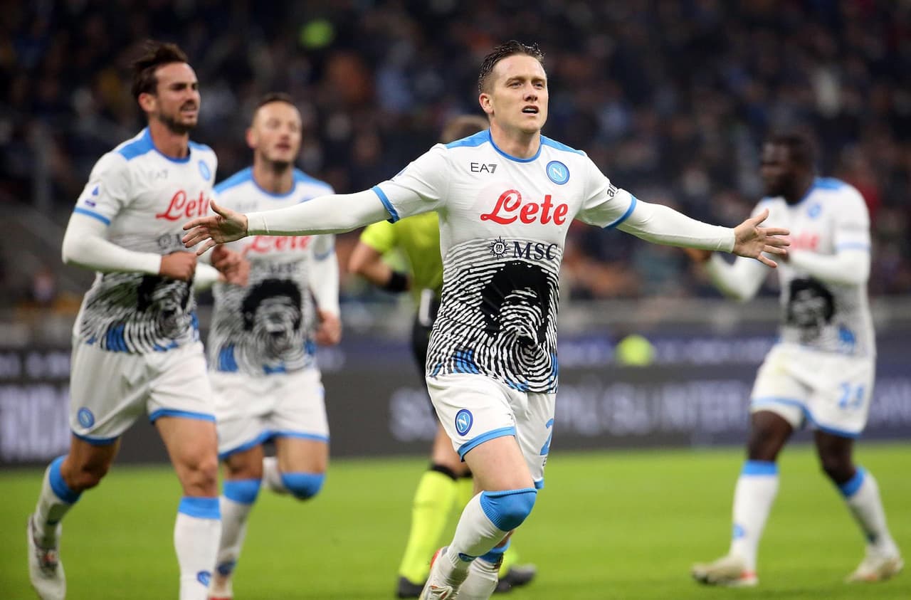 Napoli no pudo ante el Inter y cae 2-3 tras partidazo en la Serie A. Zielinski y Mertens anotaron para la escuadra 'Azzurri', mientras que Calhanoglu, Perisic y Lautaro le dieron la victoria a los de Milan; el 'Chucky' Lozano jugó 75 minutos.