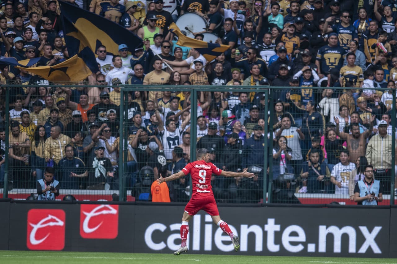 Emanuel Gigliotti marcó antes de cumplir el primer minuto de inicio en el Toluca - Pumas. Para su mala fortuna, los Diablos cayeron en casa 2-3.