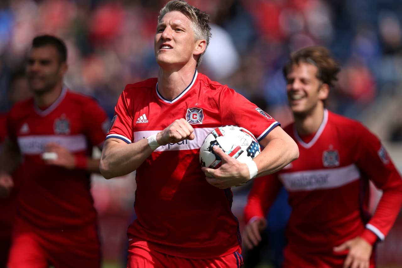 7. Bastian Schweinsteiger, Chicago Fire - $5.4 Millones USD: El alemán y vigente campeón del mundo, se sumó al Fire hace unas semanas en medio de críticas por su edad, pero su impacto ha sido inmediato en la cancha para Chicago, callando bocas y justificando el monto de su contrato. Es el cuarto y último campeón mundial en el Top 20.
