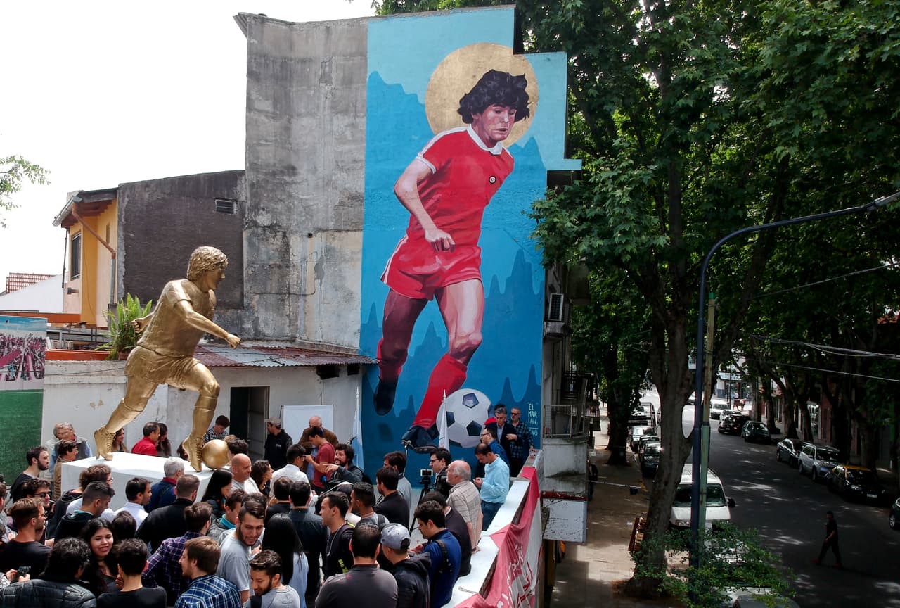 El exastro cumplió años el 30 de octubre pero por malas condiciones climáticas se postergó el evento en el barrio de La Paternal, a pocas cuadras del estadio de Argentinos Juniors, donde debutó 1976.