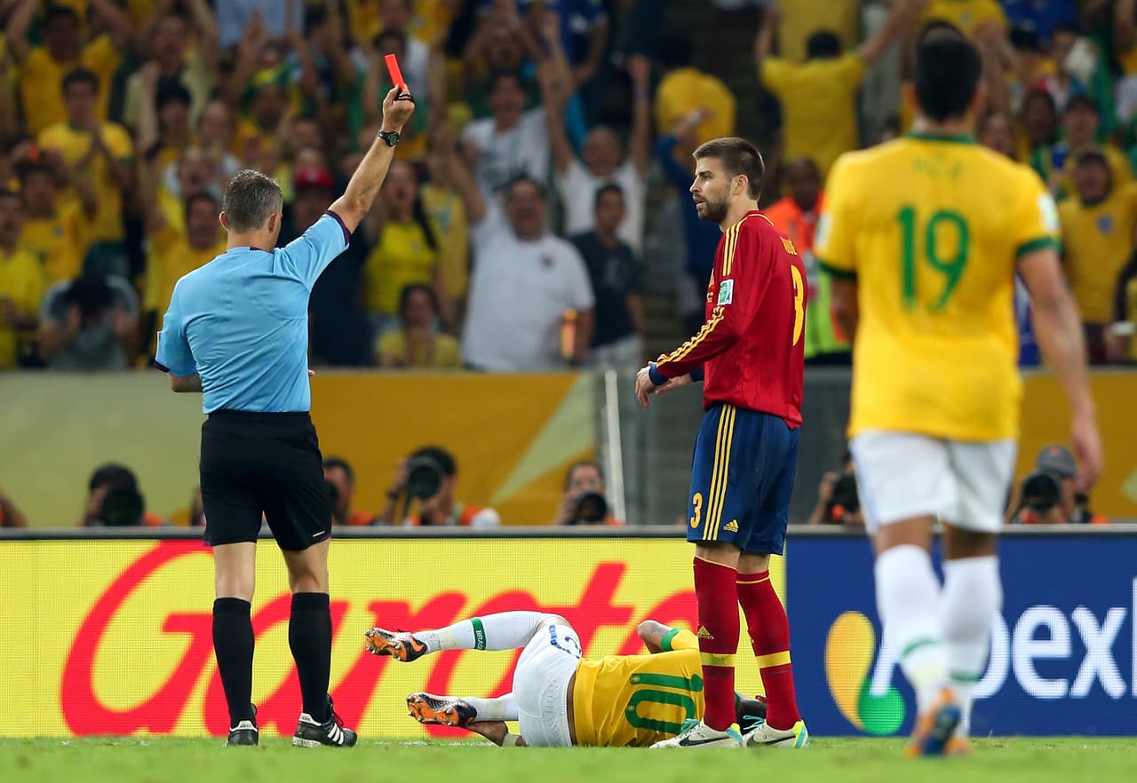 A pesar de su dominio internacional, el paso avasallador de España se frenó en la Copa Confederaciones de 2013, cuando cayeron en la final contra Brasil. Allí, Piqué salió expulsado.