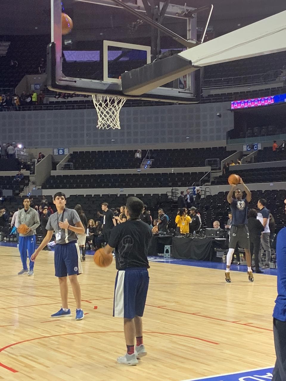 Ambos equipos salen a calentar previo al juego que brindarán en la Arena Ciudad de México.