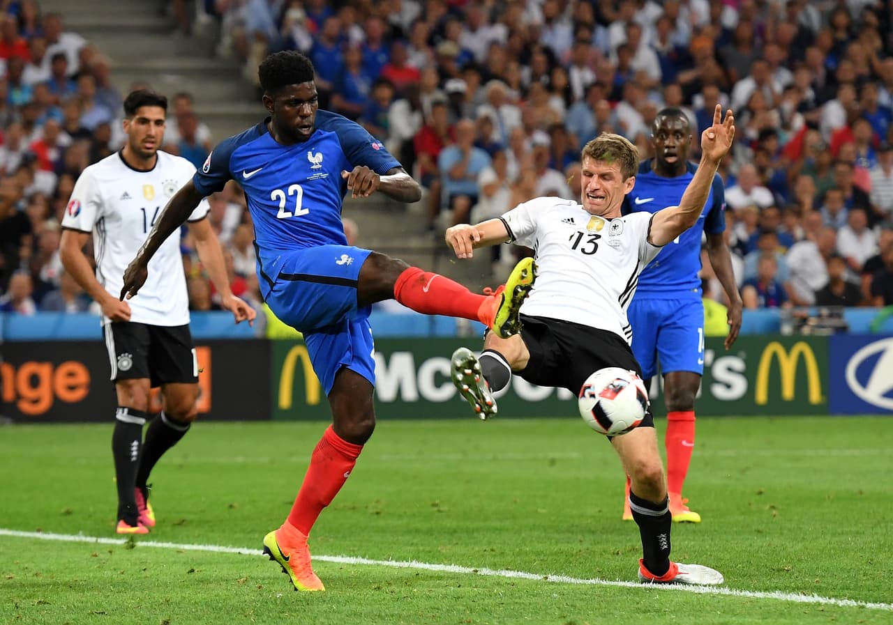 Pero en la Euro 2016 le ganó el puesto a Rami al lado de Raphael Varane y esto llamó la atención del Barcelona.