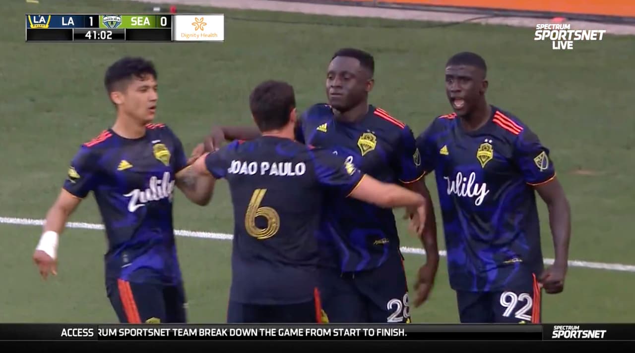 ¡Letal cabezazo! Yeimar Gómez perfora las redes y los Sounders empatan el marcador