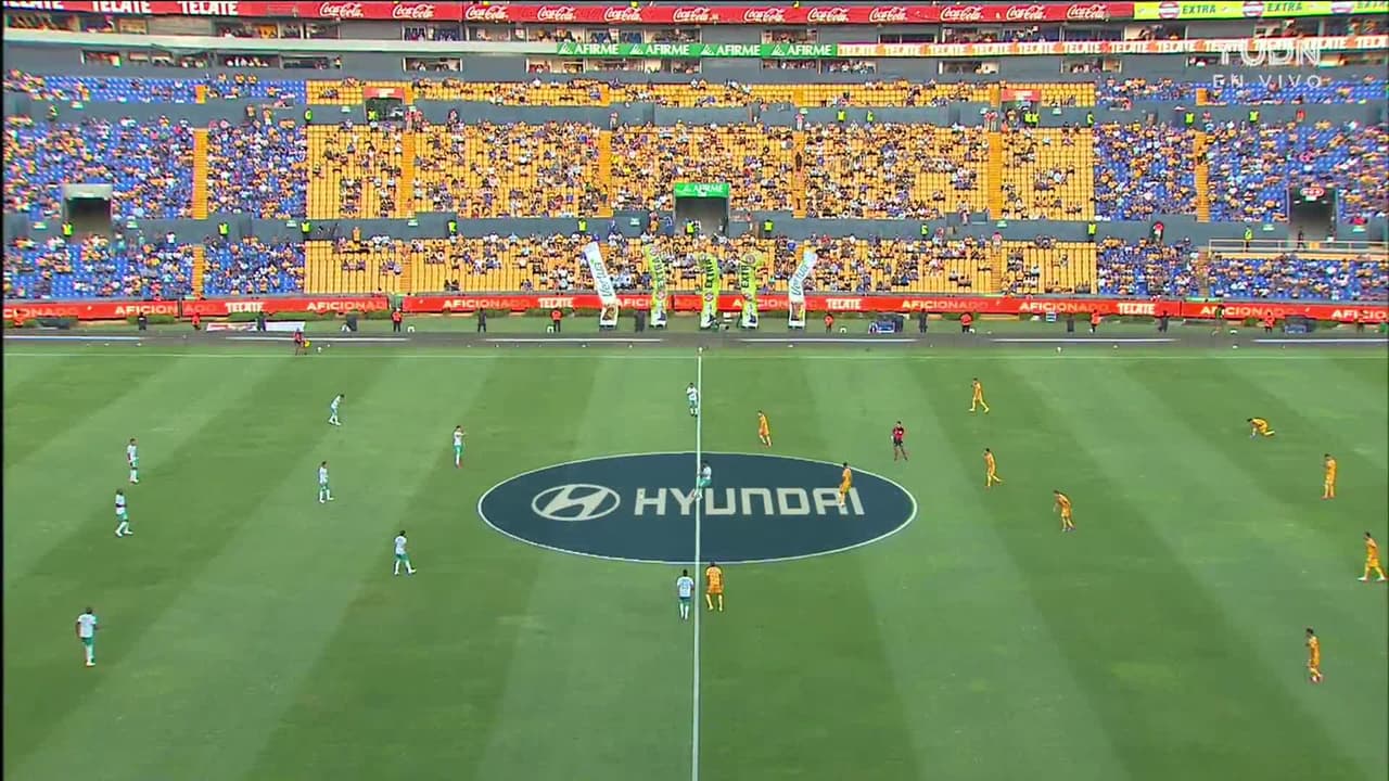 Arranca el partido y la pelota está en juego.