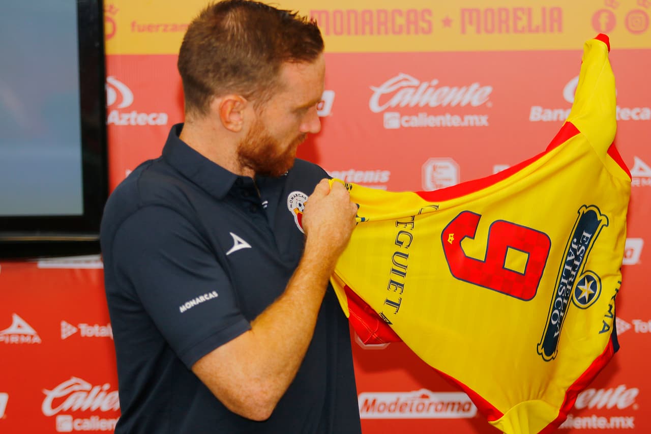 Lo que significa para él utilizar el número '9': "Es muy importante porque me contaron que nadie utilizó la camiseta número 9 por un año, es una especie de regalo para mí porque es un número que me ha gustado utilizar durante toda mi carrera y se lo agradezco al equipo por ese gesto, soy consciente de lo que hizo Raúl en esta institución y no me quiero comparar con nadie pero ojalá yo también pueda hacer sosas importantes dentro de la cancha para Monarcas".